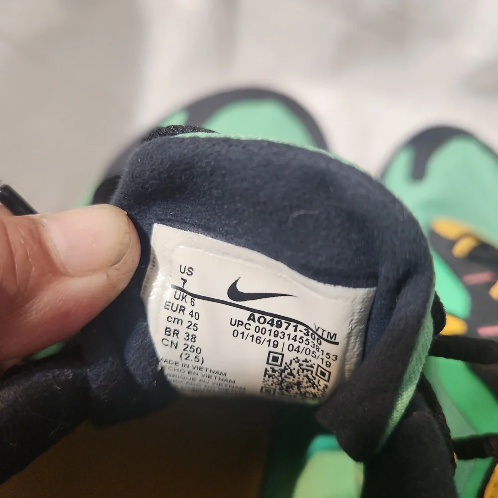 Nike Air Max 270 Green and Yellow Sneakers with Air Cushioning Sz 7y